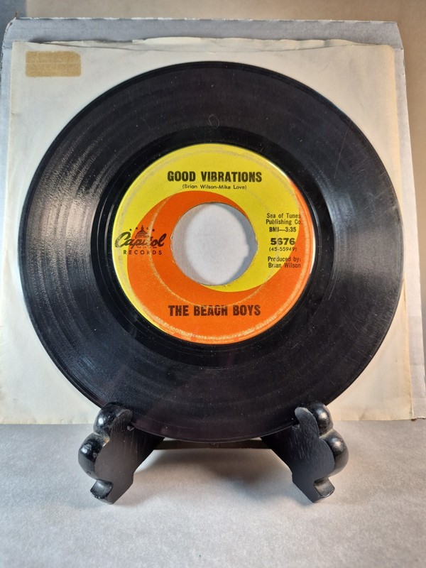 45 rpm Vinyl Record The Beach Boys Good Vibrations * See Description