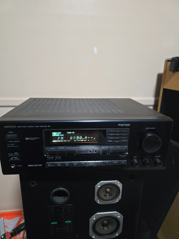 VTG Onkyo TX-SV525 Receiver w/Remote, wires and cables