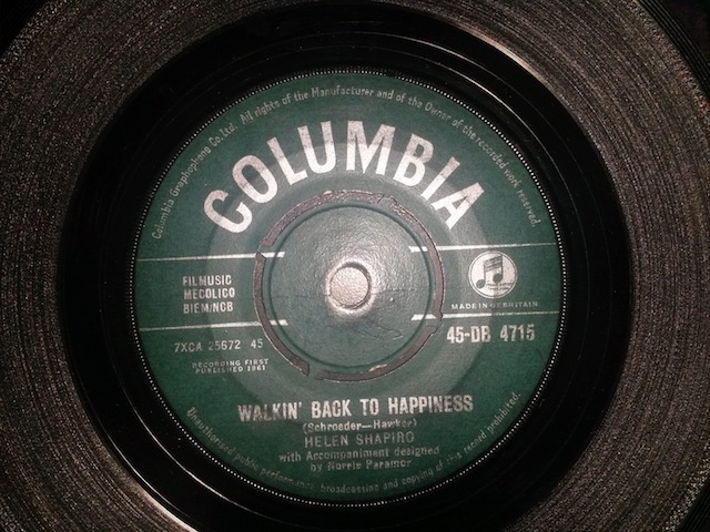 VINYL 7″ SINGLE – WALKIN’ BACK TO HAPPINESS – HELEN SHAPIRO – 45DB4715