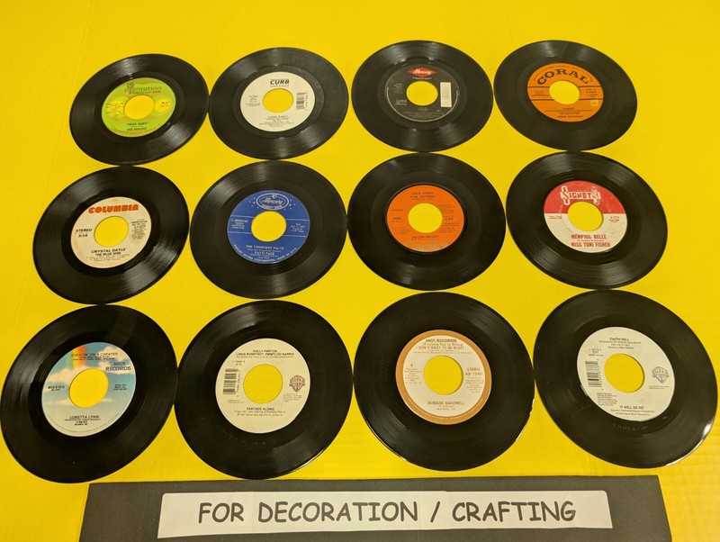 FOR DECOR: LOT OF 12 COUNTRY 7″ 45 VINYL RECORDS Loretta Lynn Dolly Parton Hill