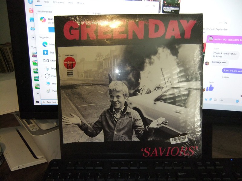 FACTORY SEALED LIMITED EDITION CLEAR VINYL GREEN DAY SAVIORS LP