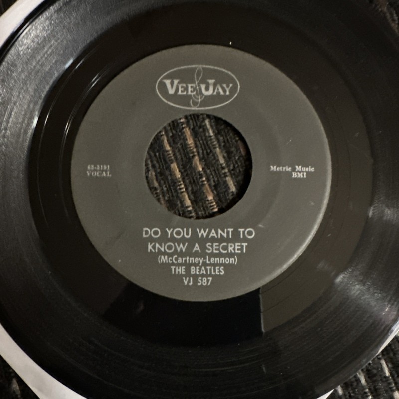 BEATLES 1964 VJ “DO YOU WANT TO KNOW A SECRET " ALL BLACK LABEL W OVAL LOGO 45