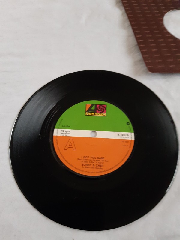 Sonny & Cher – I Got You Babe 7″ Vinyl Record . K10186. Re-Issue 1972. Ex Con